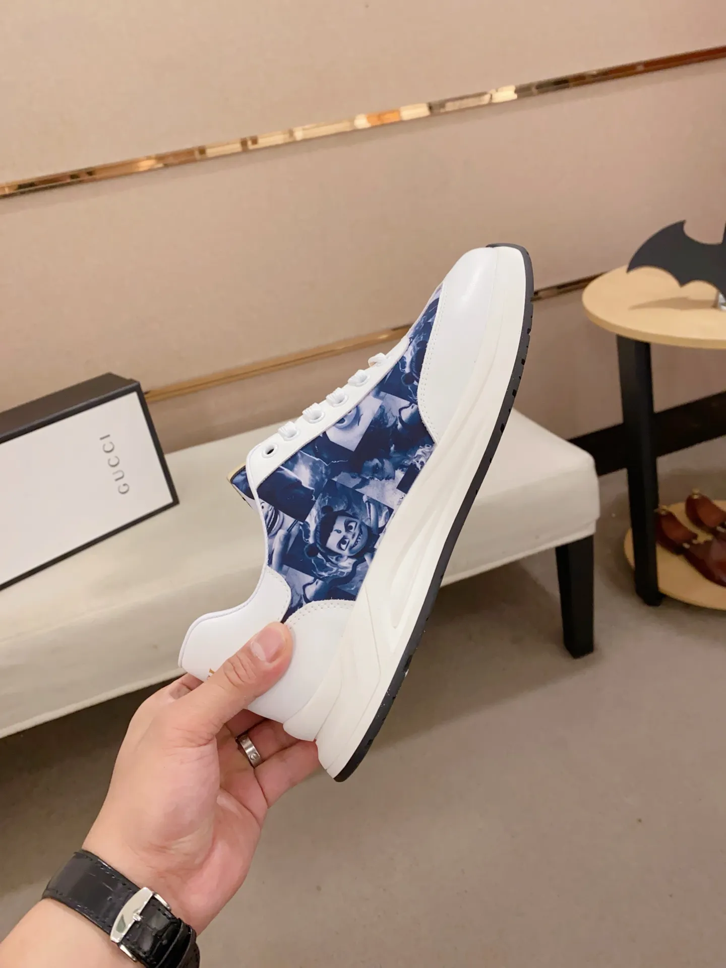 Men's shoes💰 420💰The new GUCCI (Gucci) counters are launched simultaneously. The new men's shoes, 😘fabrics are selected from imported cowhide, and the lining is sheepskin lining. 👍🏿 High-end ☄️ air-cushion molded anti-slip rubber outsole, exquisite lines, simple and elegant, comfortable and high-end for leisure travel. Code number: 38 to 44 (45 can be customized and cannot be returned or exchanged)